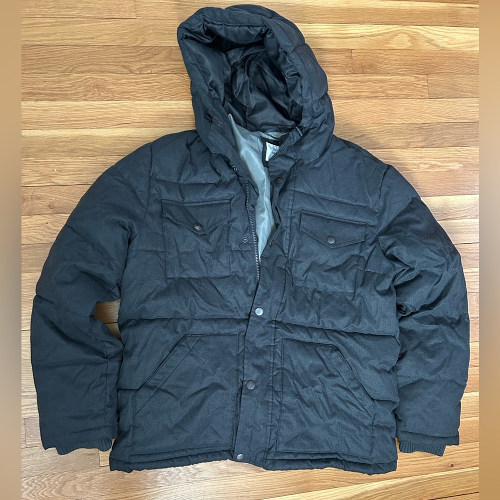 Used Men’s Old Navy Gray coat with hood, zip closure, and pockets Size large